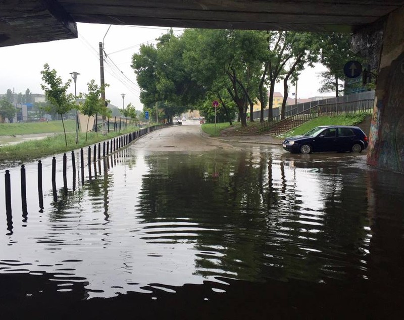 Dezastru în țară din cauza furtunilor! Zeci de oameni evacuați din calea apelor