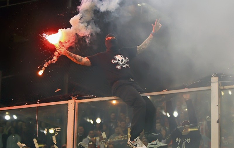 Foto & Video | Meciul Italia-Serbia a fost suspendat din cauza violenţelor suporterilor sârbi