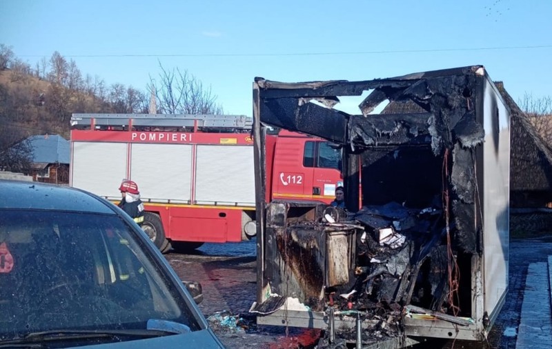 Fetiţa de 3 ani rănită după ce o rulotă de tip fast-food a explodat la Botiza, adusă la Bucureşti. Copila este intubată