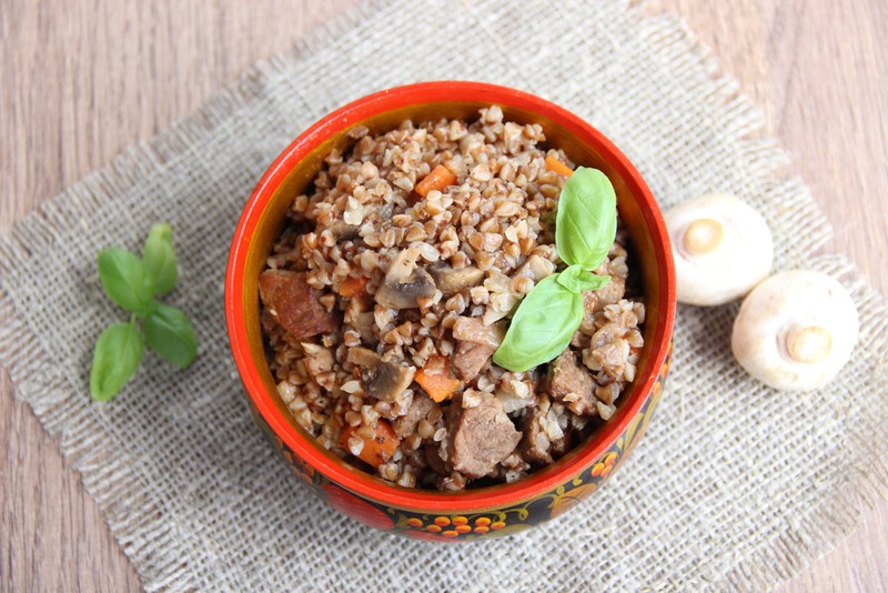 Tocăniță cu hrișcă, legume și curcan