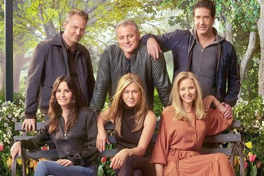 La chaine HBO MAX a diffusé une bande annonce du futur film ainsi qu'une photo du casting : Matthew Perry, Matt LeBlanc, David Schwimmer, Courteney Cox, Jennifer Aniston et Lisa Kudrow Friends: First official picture of The Reunion which is set to finally premiere on HBO Max next week. In anticipation of the special episode, the streaming platform has released its official trailer. In addition, the special will feature a sit-down interview hosted by James Corden, along with segments where the cast read some of their iconic lines from old scripts. Other stars will also make an appearance, including BTS, Justin Bieber, Lady Gaga, James Michael Tyler (who played Gunther), Maggie Wheeler (who played Janice), Reese Witherspoon (who played Rachel's younger sister Jill in Season 6) and more.