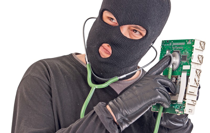 EXCLUSIV | Escrocii interceptează telefoanele victimelor! Metoda «accidentul», care a făcut sute de victime, s-a rafinat, ajungând în faza de spionaj