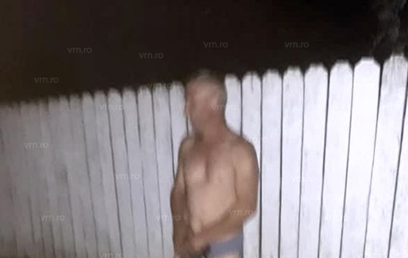 Siminică din Vaslui, eliberat după ce ar fi încercat să violeze un consătean, umblă dezbrăcat pe ulițele satului |FOTO