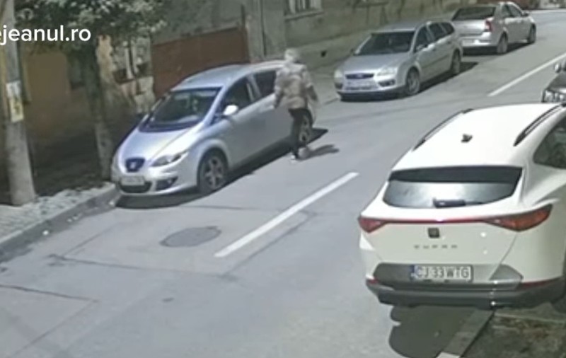 Momentul în care un bărbat vandalizează mai multe mașini parcate, în Dej | VIDEO