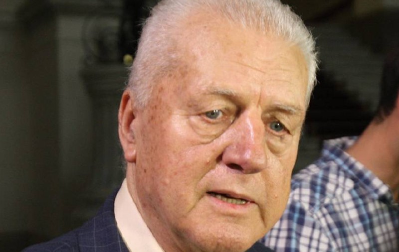 Tata Jean, «bolnav cu capul!»