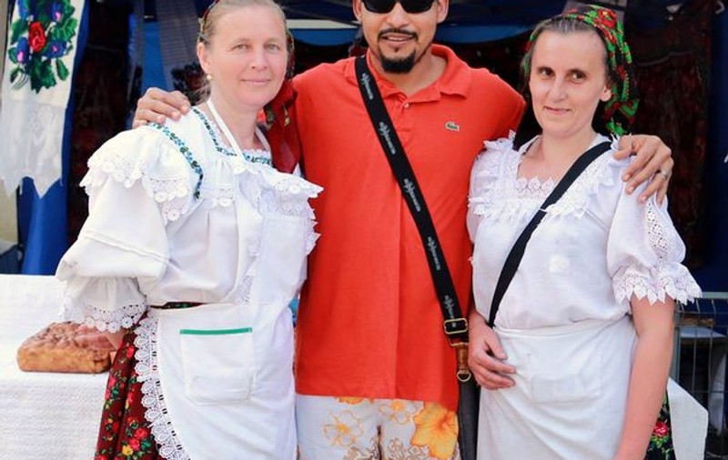 Uite cum a învăţat limba română cel mai exotic artist de la noi!