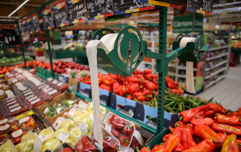Războiul neputinței: ANPC transmite că nu se ocupă de relația dintre producători și retaileri, Consiliul Concurenței nu vrea să monitorizeze calitatea mărfurilor și adaosurile comerciale