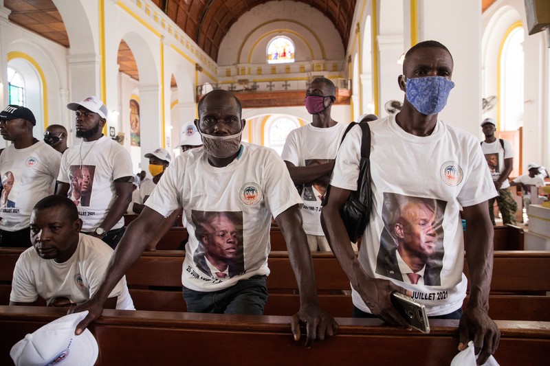 Susținătorii lui Jovenel Moise au distribuit tricouri și șepci albe cu o zi înainte de înmormântare | FOTO: EPA