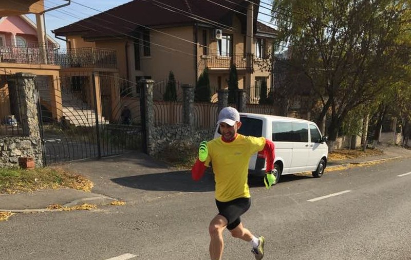 Un antrenor din Oradea a fost atacat de 8 câini în timp ce alerga în stațiunea Stâna de Vale. S-a luptat cu animalele 20 de minute
