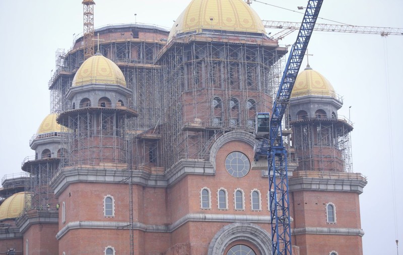 Constructorul Catedralei Mântuirii Neamului, amendat cu 10.000 de lei cu două zile înainte de sfințire!