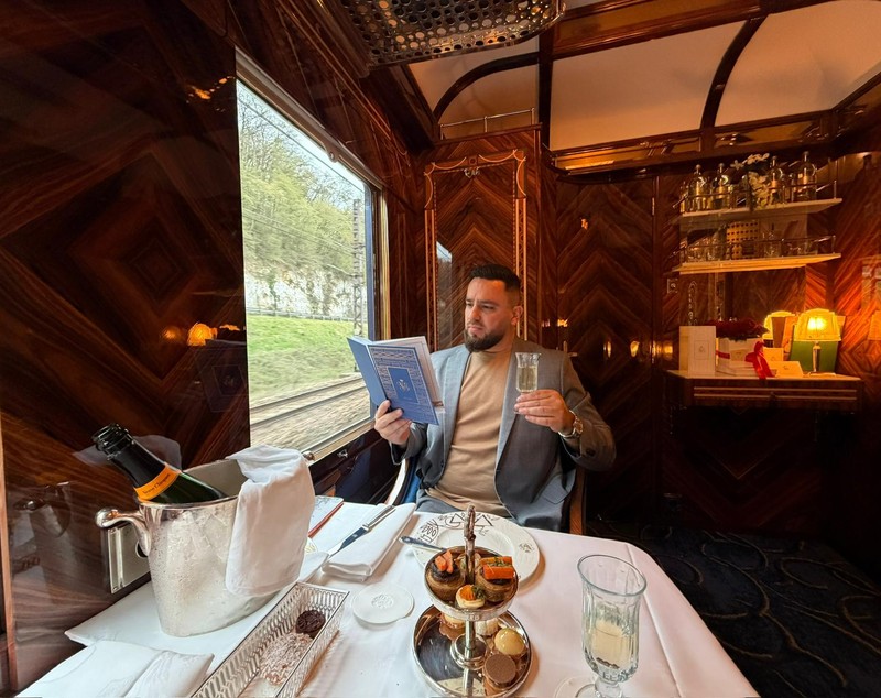 Doi români au trăit o experiență de 25.000 de euro la bordul Orient Expres. „Este ceva aproape extraterestru pentru un om din 2026”