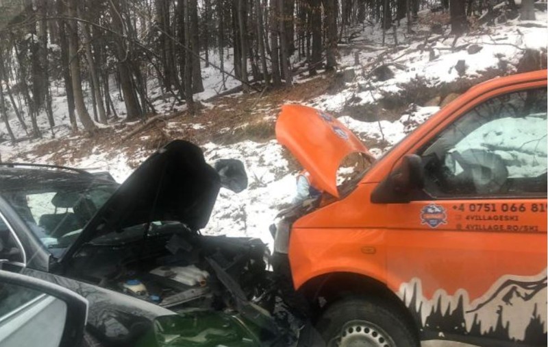 VIDEO | Microbuz școlar, accident în Poiana Brașov. Șapte copii au fost răniți