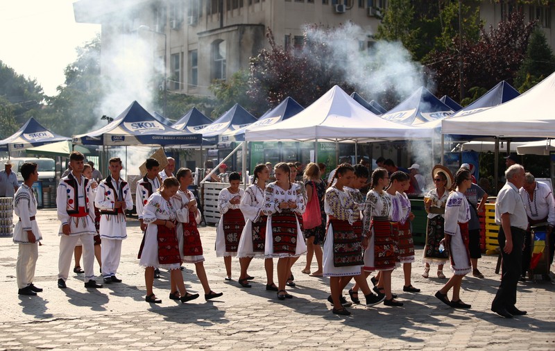 Zilele Alexandriei – "bâlci" sătesc cu mici, bere și produse contrafăcute - VIDEO&FOTO
