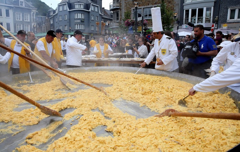 Belgienii sfidează scandalul ouălor contaminate. Au făcut o omletă uriașă pentru care au folosit 10.000 de ouă