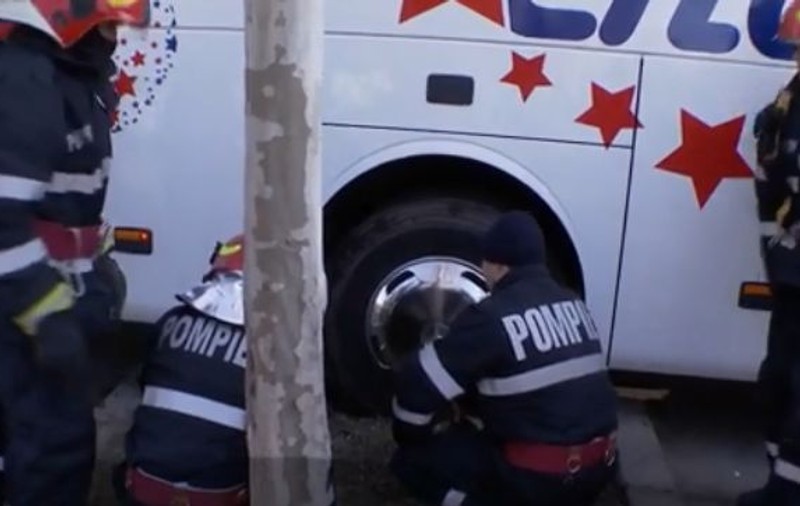 Cum a reușit șoferul unui autocar să rămână blocat sub roțile vehiculului, pe Kiseleff. Viața lui a fost pusă în pericol!