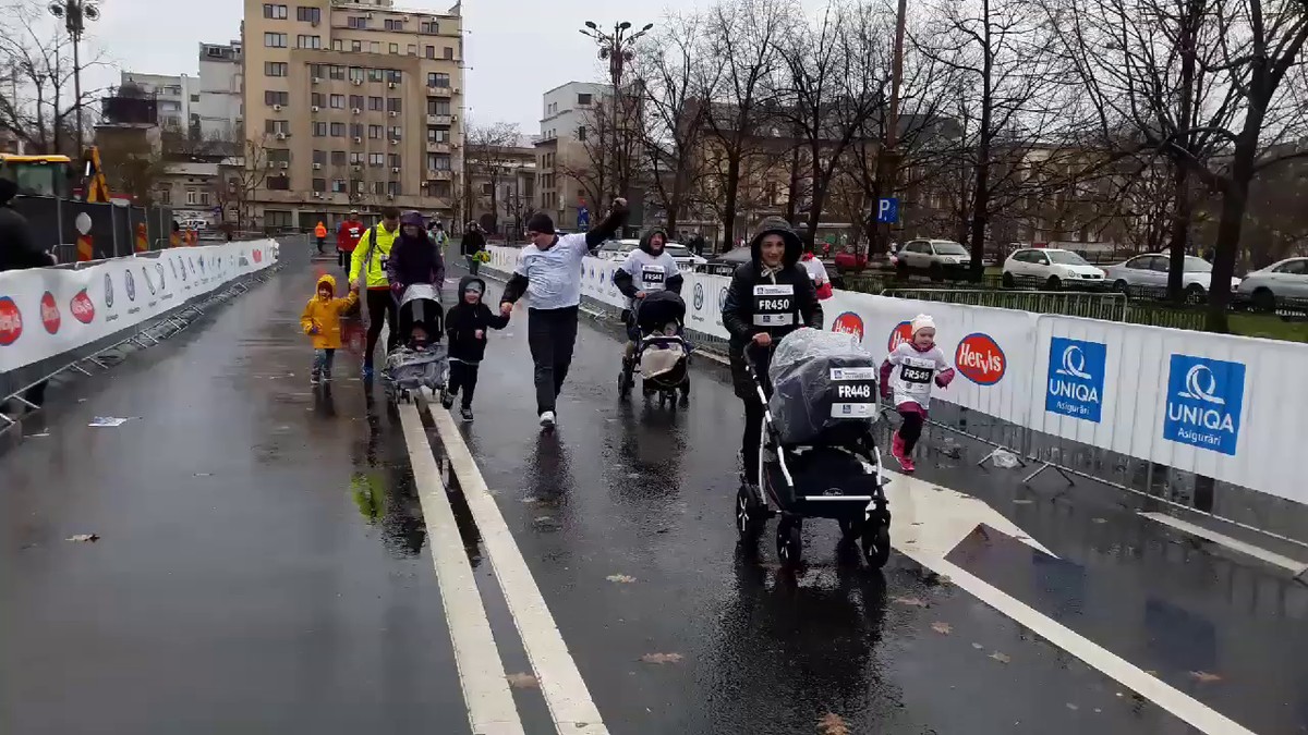 Au alergat cu căruciorul prin ploaie la Cursa Bebelușilor