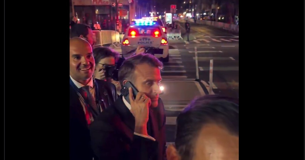 Emmanuel Macron vorbește la telefon cu Donald Trump în timp ce este blocat pe o stradă din New York Captură X/ Brut