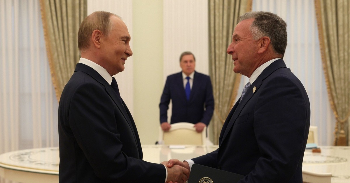 Președintele rus Vladimir Putin dă mâna cu trimisul special al SUA, Steve Witkoff.