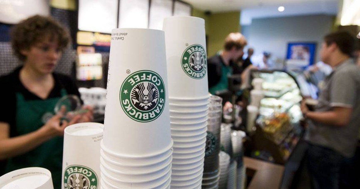 Starbucks închide 400 de cafenele în America de Nord și trece la modelul to-go