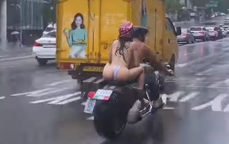 Operațiunea „Bikini”. Poliția din Coreea de Sud caută femeia care s-a plimbat cu motocicleta prin Seul în costum de baie