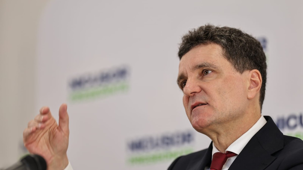 Nicușor Dan vorbește la microfon la prezentarea programului său de prezidențiabil pentru alegerile din 2025.