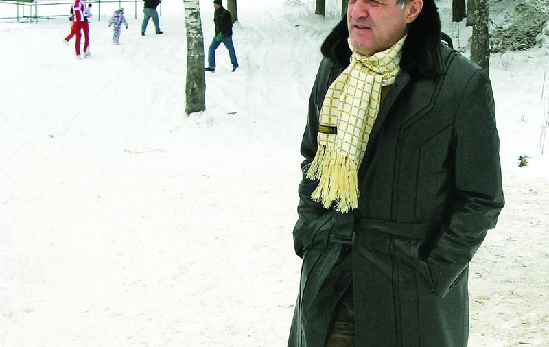Gigi umblă creanga prin pădure