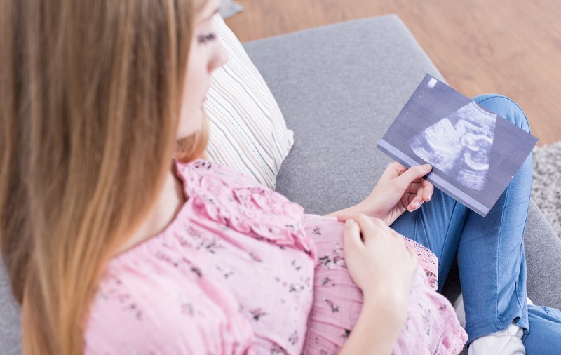 85% din mamele minore nu mai merg la şcoală. „Aş fi vrut să fac mai multe clase, dar nu mai pot da timpul înapoi”