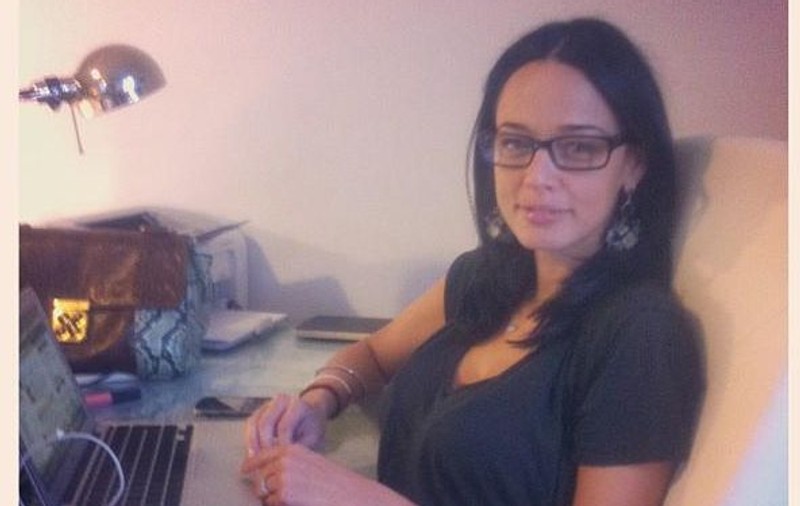 Andreea Raicu și-a "tras" ochelari de  tocilar. Îți place cum îi stă? SONDAJ