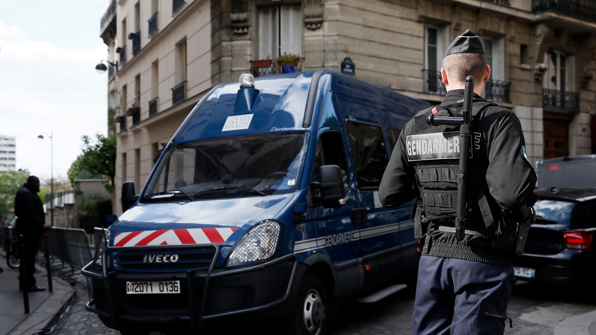 Mașină cu portbagajul plin cu explozibil găsită într-o parcare din Paris