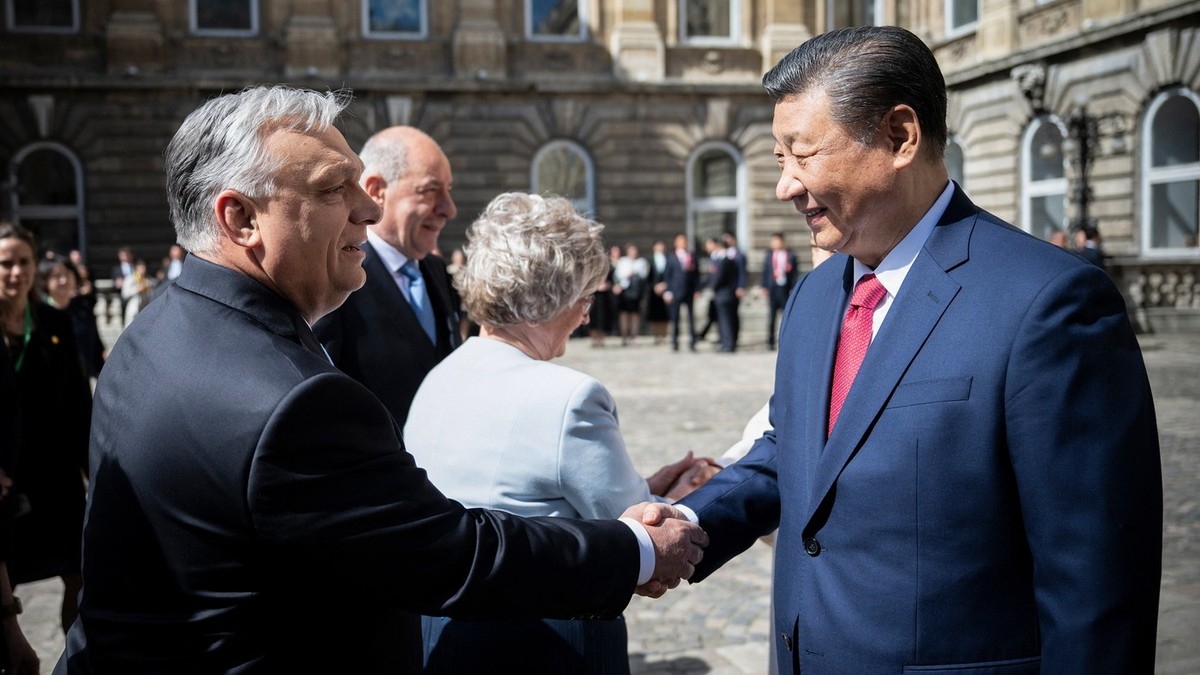 Viktor Orban (stânga), încântat să-l primească pe Xi Jinping Foto: Profimedia