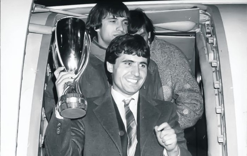 Fostul tenismen Ilie Năstase i-a premiat pe stelişti în 1987, cu prilejul câştigării Supercupei Europei: 10.000 $ cadou
