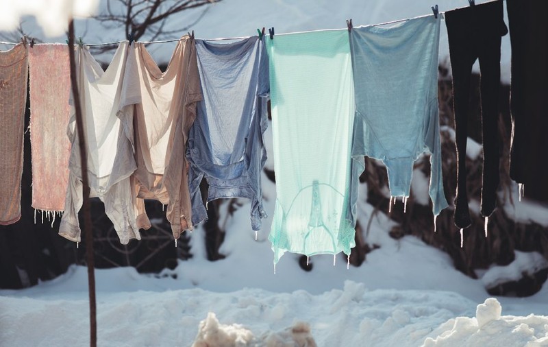 Uitați de uscător și de hainele uscate pe calorifere sau în casă. Rufele se usucă chiar și iarna, la temperaturi sub zero grade