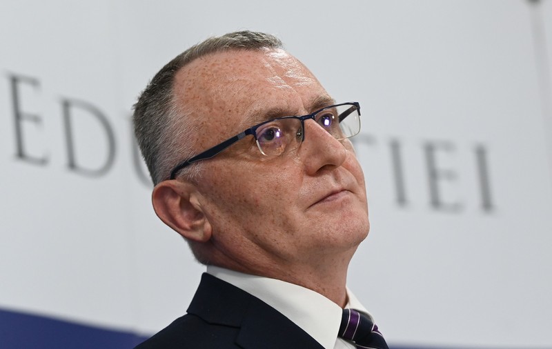 Emilia Șercan publică plagiatul comis de ministrul educației, Sorin Cîmpeanu, care și-a însușit 92 de pagini din munca a doi profesori într-un curs universitar. Apoi le-a furat de tot lucrarea, semnându-se el