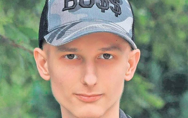 Viața lui Ionuț atârnă de un fir de ață. Singura șansă a băiatului de 16 ani stă în mâinile unui medic din Ungaria