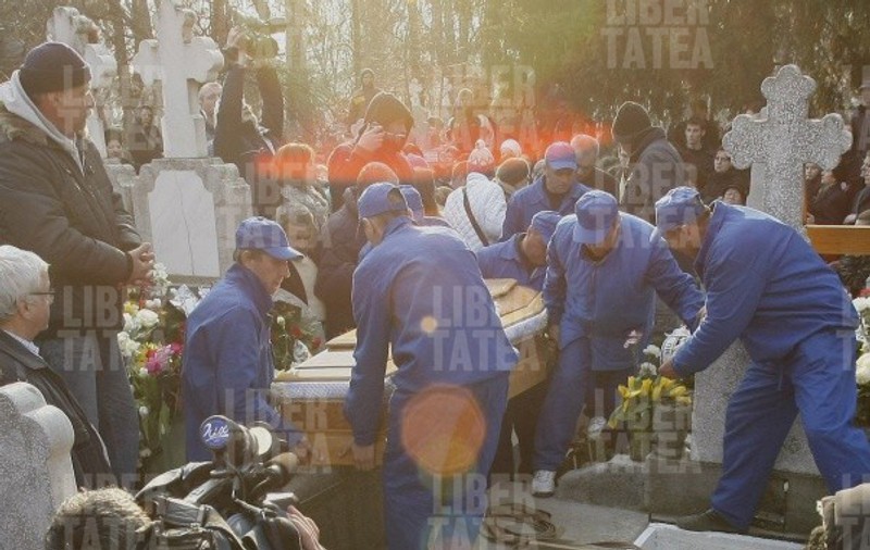 SEMN DIVIN? Fenomen optic superb, la înmormântarea Micăi | FOTO