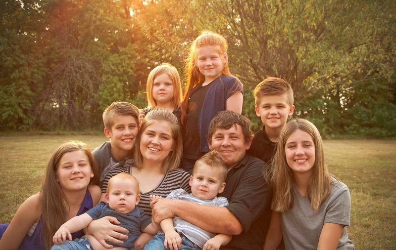 FOTO | Povestea femeii de 31 de ani, mama a 11 copii. Schimbă 600 de scutece pe săptămână, dar își mai dorește cel puțin 4 bebeluși