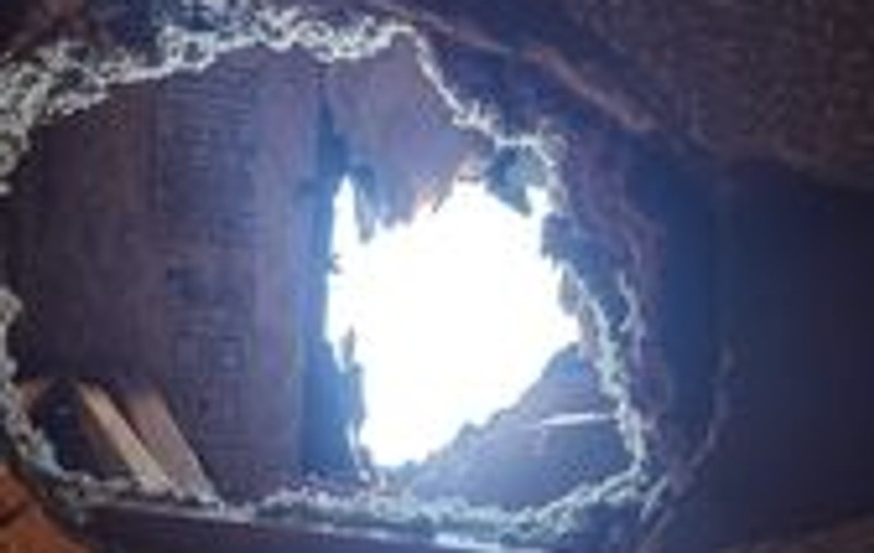 O bucată de gheață de 6 kilograme a spart acoperișul unei case din Wisconsin. „Părea că a explodat o bombă”