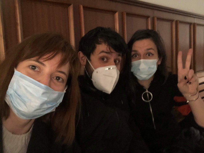 Jurnaliștii Libertatea Florinela Iosip, Răzvan Luțac și Andrada Lăutaru, așteptând să fie audiați