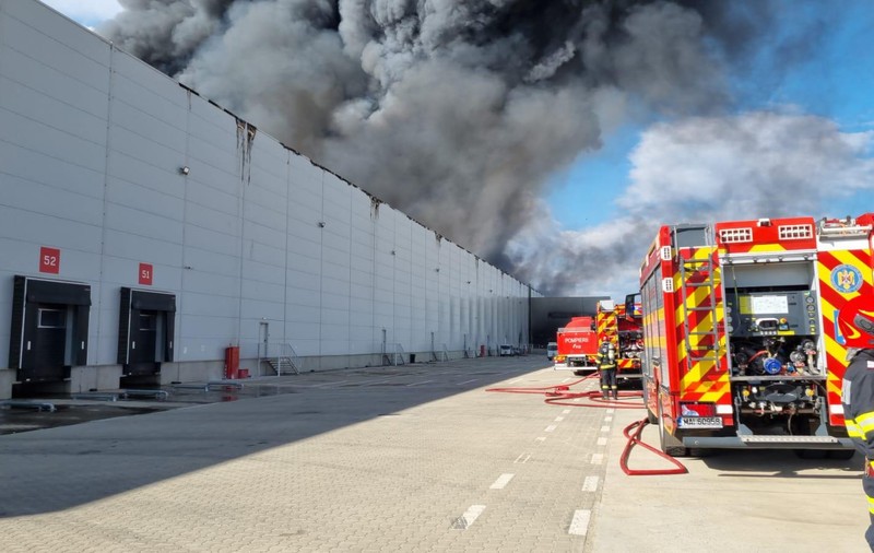 Incendiu puternic la un centru de logistică de pe Autostrada 1, a fost emis mesaj Ro-Alert. Norii uriași de fum se văd de la câțiva kilometri