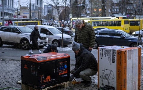 Un bărbat din Kiev a dat în judecată o comunitate religioasă baptistă din cauza zgomotului făcut de un generator industrial în timpul penelor de curent. Foto: Profimedia