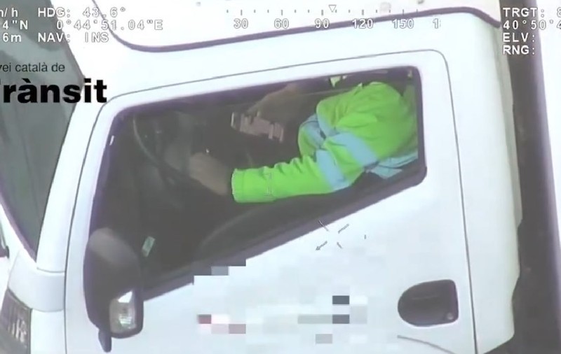 Șofer de TIR scria mesaje pe WhatsApp în timp ce conducea cu peste 100 km/oră pe autostradă, în Spania
