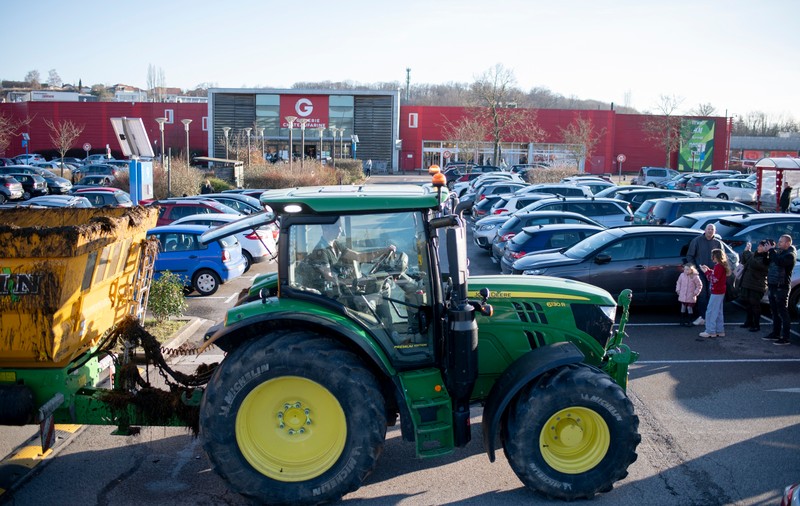 Agricultorii francezi amenință că vor „asedia pe durată nedeterminată" Parisul, în timp ce guvernul acuză Italia și Spania de „concurenţă neloială"