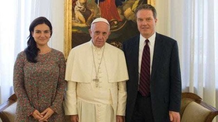 Papa Francisc, cu purtătorul de cuvânt al Vaticanului, Greg Burke, și cu adjuncta acestuia, Paloma Garcia Ovejero