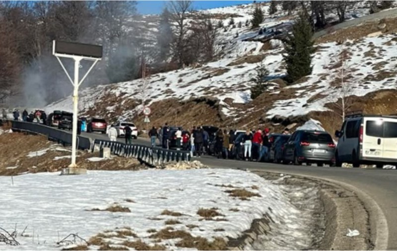 O mașină a luat foc în mers, pe drumul către Rânca