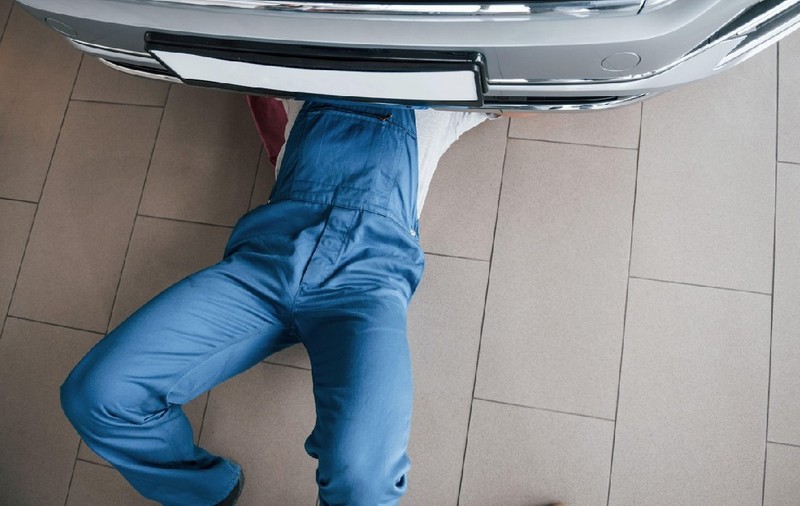O femeie a întrebat un mecanic auto căruia i se vedeau doar picioarele sub un autoturism dacă i-a văzut mașina furată, apoi, imediat a sunat la numărul de urgență
