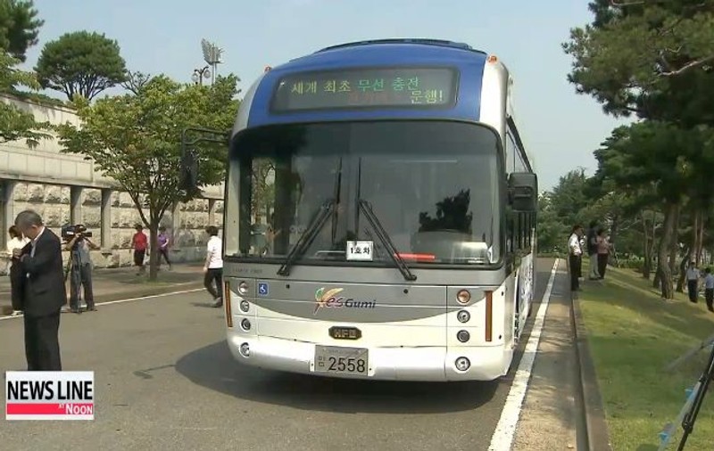 Revoluţie în transporturi! Primul autobuz electric cu încărcare wireless - VIDEO 