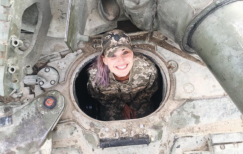 FOTO| Polina, singura femeie tanchist care luptă în estul Ucrainei