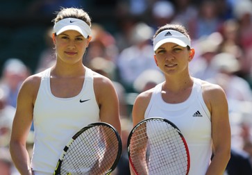 Simona Halep şi Eugenie Bouchard, la finalul meciului de la Wimbledon FOTO: EPA