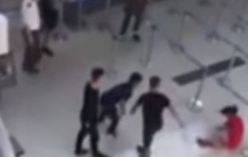 Au lovit o stewardesă în aeroport pentru că nu a vrut să facă o poză cu ei | FOTO & VIDEO