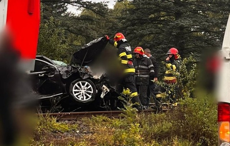 Trenul din Ploiești a lovit o mașină, la Vărbilău. Mașina e praf, cei 5 pasageri au reușit să scape